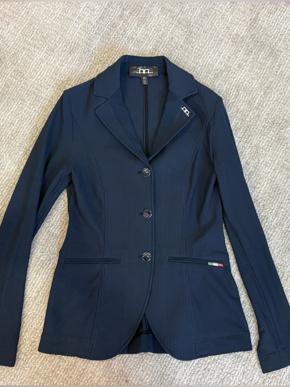 NWOT AA® Platinum Ladies’ MotionLite Competition Jacket in Navy
Size XS